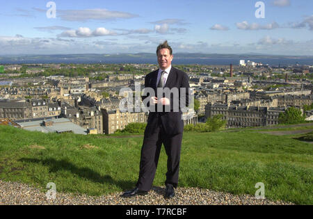 Schatzkanzler Michael Portillo dargestellt nach der Vorstellung der aktuellen konservativen Poster an Edinburghs Calton Hill heute (Freitag, 18/5/01). Stockfoto