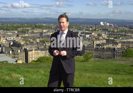 Schatzkanzler Michael Portillo dargestellt nach der Vorstellung der aktuellen konservativen Poster an Edinburghs Calton Hill heute (Freitag, 18/5/01). Stockfoto