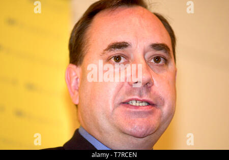 Alex Salmond Rede vor der SNP-Chef John Swinney die Parteien Manifest startet bei Dynamic Earth, Edinburgh, heute (Freitag, 18/5/01). Stockfoto