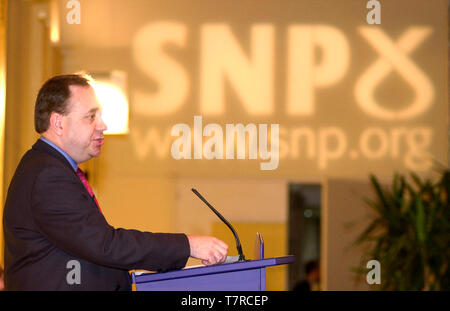 Alex Salmond Rede vor der SNP-Chef John Swinney die Parteien Manifest startet bei Dynamic Earth, Edinburgh, heute (Freitag, 18/5/01). Stockfoto