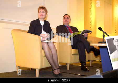 Roseanna Cunningham und Alex Salmond hören, wie SNP-Chef John Swinney die Parteien Manifest an Dynamic Earth, Edinburgh startet, heute (Freitag, 18/5/01). Stockfoto