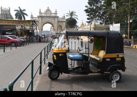 Indische Rikscha (Taxi) außerhalb des Tores nach Mysore, Indien geparkt. Stockfoto