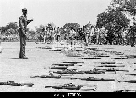 In einer kleinen Stadt Malual kon im Süden des Sudan, der SPLA (Sudanesische Volksbefreiungsarmee) nimmt Teil an einer Rallye die Akzeptanz des Friedensabkommens durch Festlegung ihre Arme zu demonstrieren. Stockfoto