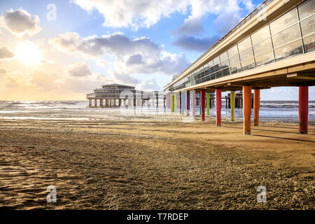 Der Pier bei Sonnenuntergang in Den Haag, Niederlande Stockfoto