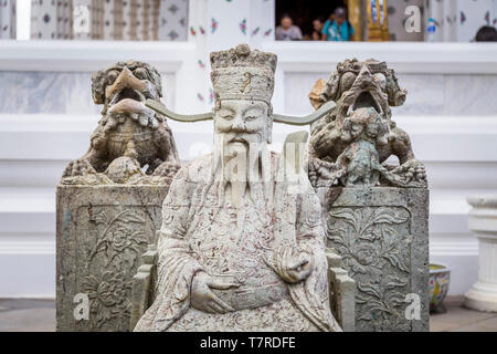 Thai religiösen Mönch mit unheimlichen Kreaturen beobachten der Eingang der Tempel Wat Arun, Bangkok, Thailand Stockfoto