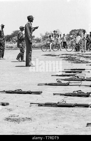 In einer kleinen Stadt Malual kon im Süden des Sudan, der SPLA (Sudanesische Volksbefreiungsarmee) nimmt Teil an einer Rallye die Akzeptanz des Friedensabkommens durch Festlegung ihre Arme zu demonstrieren. Stockfoto