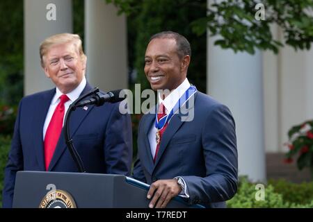 Golfspieler Tiger Woods liefert Erläuterungen als US-Präsident Donald Trump sieht auf, nachdem er die Presidential Medal of Freedom während einer Rose Garden Zeremonie im Weißen Haus Mai 6, 2019 in Washington, DC. Stockfoto