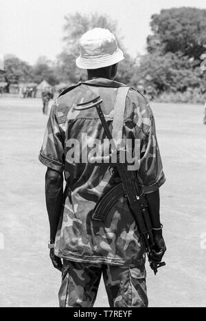 In einer kleinen Stadt Malual kon im Süden des Sudan, der SPLA (Sudanesische Volksbefreiungsarmee) nimmt Teil an einer Rallye die Akzeptanz des Friedensabkommens durch Festlegung ihre Arme zu demonstrieren. Stockfoto