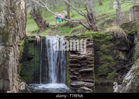 Wasserfälle in einem alten, verlassenen Mine in der extremadura Dehesa Stockfoto