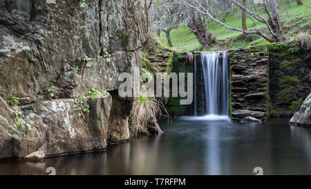 Wasserfälle in einem alten, verlassenen Mine in der extremadura Dehesa Stockfoto