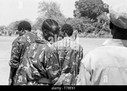 In einer kleinen Stadt Malual kon im Süden des Sudan, der SPLA (Sudanesische Volksbefreiungsarmee) nimmt Teil an einer Rallye die Akzeptanz des Friedensabkommens durch Festlegung ihre Arme zu demonstrieren. Stockfoto