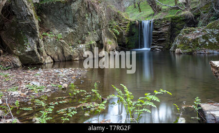 Wasserfälle in einem alten, verlassenen Mine in der extremadura Dehesa Stockfoto