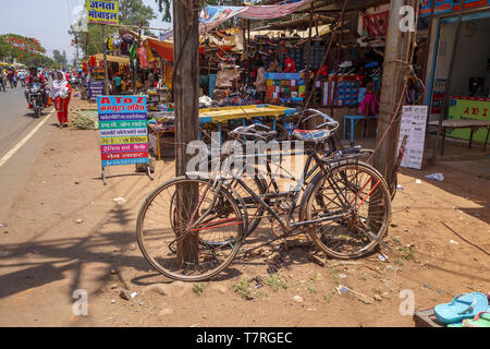 Alte Fahrräder am Straßenrand auf dem Markt in der Hauptstraße von Shahpura, ein dindori Bezirk Stadt im Bundesstaat Madhya Pradesh, Indien Stockfoto