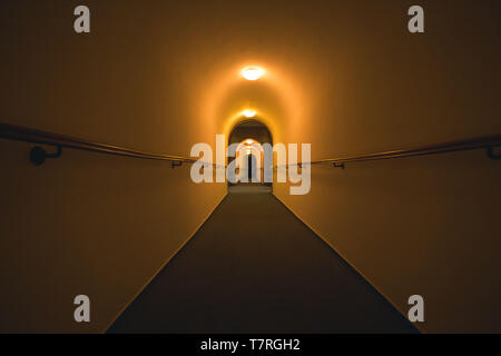 Weite Einstellung auf einem langen, dunklen Tunnel, gruselige Szene. Stockfoto