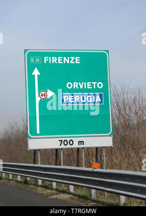 Verkehrsschild nach Florenz Stadt oder Stadt oder Orvieto Perugia Stadt in der italienischen Autobahn zu gehen Stockfoto