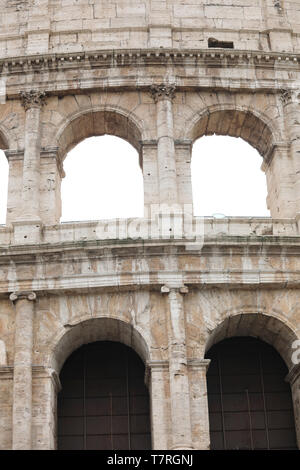 Detail des Kolosseum genannt oder auch Kolosseum Colosseo in Italienisch in Rom, Italien Stockfoto