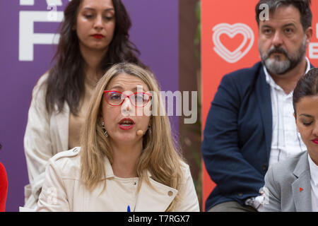 María Eugenia Rodriguez Palop, Nummer 1 von podemos für die Europawahlen beobachtet, als er während der Präsentation. Unidas Podemos präsentieren ihre Liste der Kandidaten für die bevorstehenden Wahlen am 26. Mai im Europäischen Parlament. Auf der Pressekonferenz der Spitzenkandidat, Maria Eugenia Rodriguez Palop, Esperanza Villanueva, Sira Rego (I.E.) und Ernest Urtasun (Katalonien in Comú) mit den anderen Kandidaten teil und präsentierten Sie die Achsen der zukünftigen Wahlprogramm. Stockfoto