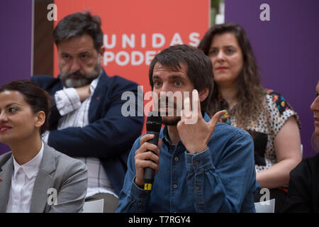 Ernest Urtasun beobachtet, als er während der Präsentation. Unidas Podemos präsentieren ihre Liste der Kandidaten für die bevorstehenden Wahlen am 26. Mai im Europäischen Parlament. Auf der Pressekonferenz der Spitzenkandidat, Maria Eugenia Rodriguez Palop, Esperanza Villanueva, Sira Rego (I.E.) und Ernest Urtasun (Katalonien in Comú) mit den anderen Kandidaten teil und präsentierten Sie die Achsen der zukünftigen Wahlprogramm. Stockfoto