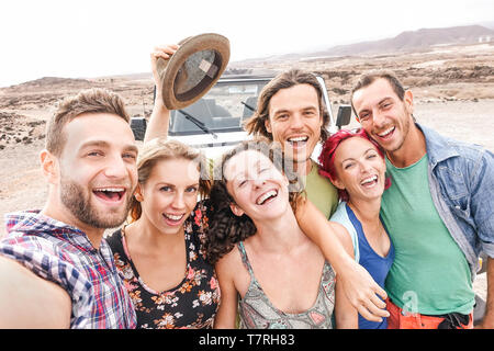 Gruppe von Reisen Freunde unter selfie in der Wüste während eines Roadtrip - glückliche junge Leute Spaß zusammen reisen Stockfoto