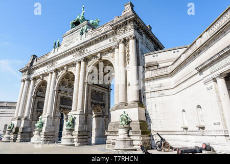 Low Angle auf der östlichen Seite des Arcade du Cinquantenaire, der Triumphbogen im Cinquantenaire-Park in Brüssel, Belgien errichtet. Stockfoto