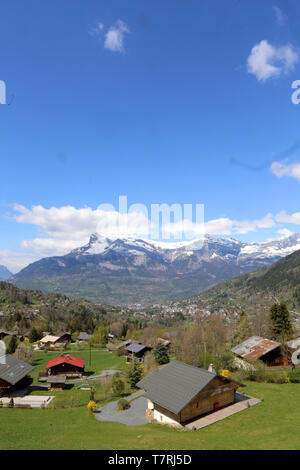 Vue Sur Saint-Gervais-les-Bains. Alpes Françaises. /Ansicht von Saint-Gervais-les-Bains. Die französischen Alpen. Stockfoto