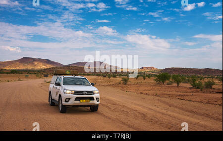 4x4 Mietwagen mit Dachzelt Fahrt durch das Damaraland in Namibia ausgestattet Stockfoto