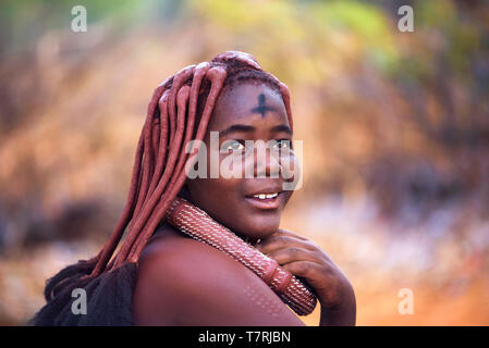 Schöne und junge Himba Frauen tragen traditionelle Frisur und Kette Stockfoto