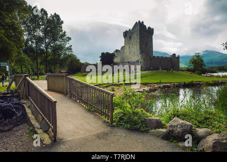 Weg und Steg zu Ross Castle in Irland führenden Stockfoto