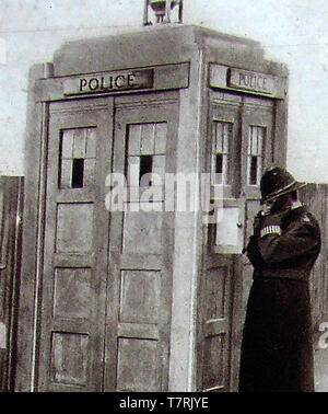 Eine frühe Polizei Box (box Polizei Telefon) in Richmond, Surrey, England mit einem Bobby am Telefon - sie wurden von den Mitgliedern der Polizei verwendet, oder für Mitglieder der öffentlichkeit die Polizei über die Außen erreichbar Telefon - Im Kiosk. Der Kontakt wurde eine kleine Polizeistation mit einem Incident Buch, Feuerlöscher und Verbandkasten Stockfoto