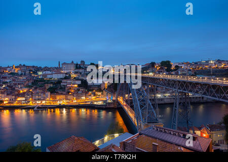 Porto bei Sonnenuntergang, Blick über den Rio Douro und die Ponte Luis I Brücke. Stockfoto