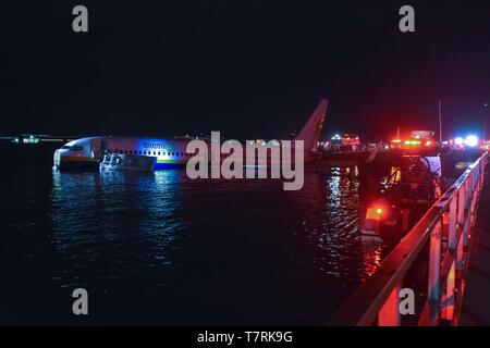 Eine Boeing 737 liegt im flachen Wasser in der St. Johns River, nachdem Sie die Start- und Landebahn am Naval Air Station Jacksonville Mai 3, 2019 in Jacksonville, Florida. Das Chartern von Flugzeugen war der Transport von 143 militärischen Passagiere der Marinestation Guantánamo Bay, Kuba nach Jacksonville. Alle Passagiere überlebte den Absturz. Stockfoto