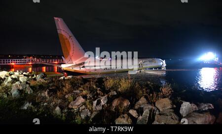 Eine Boeing 737 liegt im flachen Wasser in der St. Johns River, nachdem Sie die Start- und Landebahn am Naval Air Station Jacksonville Mai 3, 2019 in Jacksonville, Florida. Das Chartern von Flugzeugen war der Transport von 143 militärischen Passagiere der Marinestation Guantánamo Bay, Kuba nach Jacksonville. Alle Passagiere überlebte den Absturz. Stockfoto