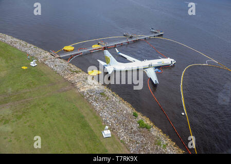 Eine Boeing 737 liegt im flachen Wasser in der St. Johns River Naval Air Station Jacksonville Mai 4, 2019 in Jacksonville, Florida. Das Chartern von Flugzeugen war der Transport von 143 militärischen Passagiere der Marinestation Guantánamo Bay, Kuba nach Jacksonville, schob die Start- und Landebahn am 3. Mai Alle Passagiere überlebte den Absturz. Stockfoto