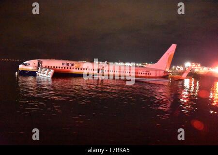 Eine Boeing 737 liegt im flachen Wasser in der St. Johns River, nachdem Sie die Start- und Landebahn am Naval Air Station Jacksonville Mai 3, 2019 in Jacksonville, Florida. Das Chartern von Flugzeugen war der Transport von 143 militärischen Passagiere der Marinestation Guantánamo Bay, Kuba nach Jacksonville. Alle Passagiere überlebte den Absturz. Stockfoto