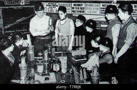 Ein Vintage drücken Sie Foto, Schulabgänger Ausbildung als Bergarbeiter und Sicherheit Training in Großbritannien - ca. 1940 Stockfoto