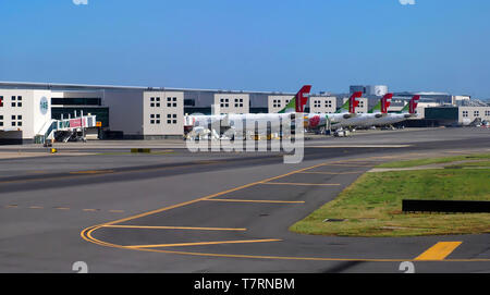 Tippen Sie auf Flugzeuge am Flughafen von Lissabon Stockfoto