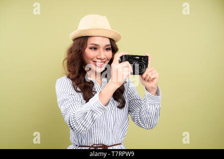 Schöne Mädchen Fotos auf grünem Hintergrund isoliert Stockfoto