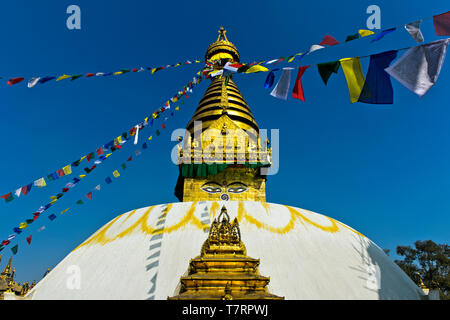 Vergoldeten Turm auf die Augen des Buddha gemalt, Swayambhunath Stupa oder Monkey Tempel, Kathmandu, Nepal Stockfoto