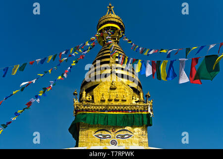 Vergoldeten Turm auf die Augen des Buddha gemalt, Swayambhunath Stupa oder Monkey Tempel, Kathmandu, Nepal Stockfoto