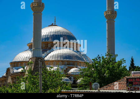 Moschee mit Minarett und Kuppel in Karahayit Stadt mit roten Federn, in der Nähe von Pamukkale, Reiseziel, der Türkei, in der Nähe der Stadt Denizl Stockfoto
