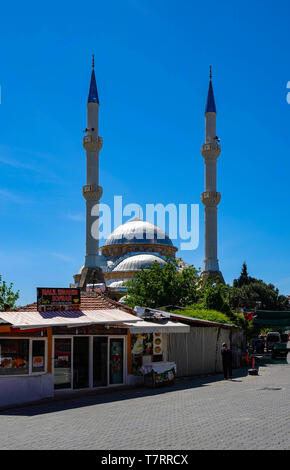 Moschee mit Minarett und Kuppel kunst Karahayit Stadt mit roten Federn, in der Nähe von Pamukkale, Reiseziel, der Türkei, in der Nähe der Stadt Denizl Stockfoto