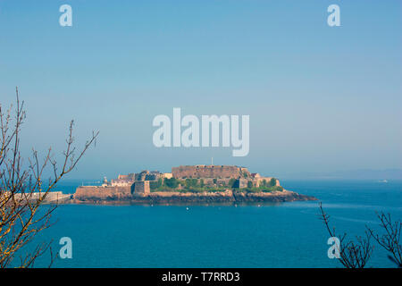 Kanal Inseln. Guernsey. St. Peter Port. Fernsicht auf Castle Cornet von der Klippe Weg. Stockfoto