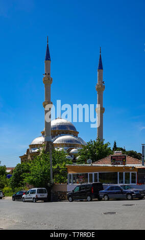 Moschee mit Minarett und Kuppel kunst Karahayit Stadt mit roten Federn, in der Nähe von Pamukkale, Reiseziel, der Türkei, in der Nähe der Stadt Denizl Stockfoto