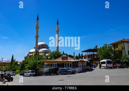 Moschee mit Minarett und Kuppel kunst Karahayit Stadt mit roten Federn, in der Nähe von Pamukkale, Reiseziel, der Türkei, in der Nähe der Stadt Denizl Stockfoto
