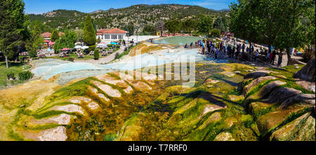 Karahayit Stadt mit roten Federn, in der Nähe von Pamukkale, Reiseziel, Türkei, Rot pools Karahayit mit der gesunden Mineralwasser in Stadt Denizl Stockfoto