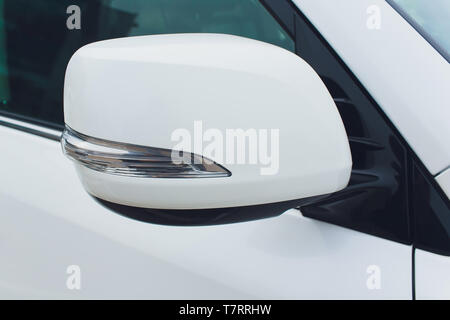 Das weiße Auto Spiegel auf der rechten Seite. Stockfoto
