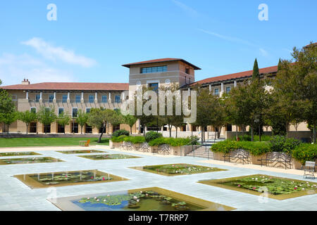 ALISO Viejo, Kalifornien, 4. Mai 2019: Ikeda Bibliothek mit reflektierenden Pools an der Soka Universität. Stockfoto