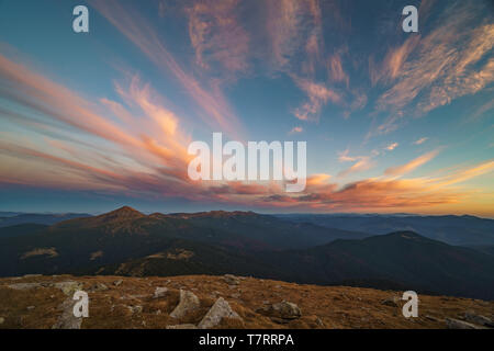 Schöne Landschaft bei Sonnenuntergang des Mount Hoverla ist der höchste Berg der ukrainischen Karpaten, Chornohora, vom Berg Goverla Petros Stockfoto