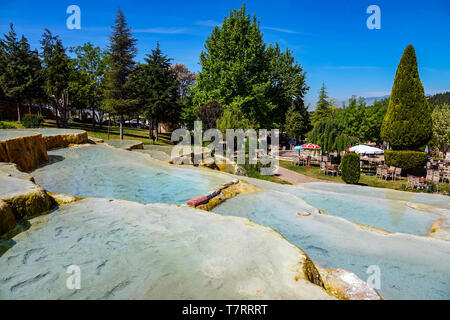 Karahayit Stadt mit roten Federn, in der Nähe von Pamukkale, Reiseziel, Türkei, Rot pools Karahayit mit der gesunden Mineralwasser in Stadt Denizl Stockfoto