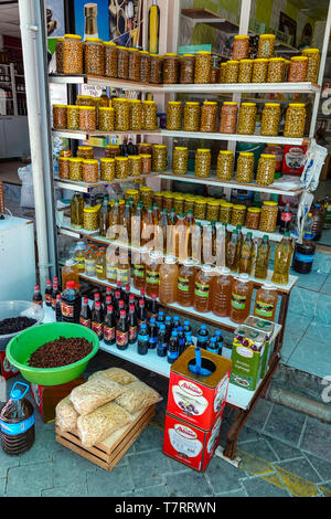 Shop Verkauf von Oliven, Karahayit Stadt mit roten Federn, in der Nähe von Pamukkale, Reiseziel, der Türkei, in der Nähe der Stadt Denizl Stockfoto